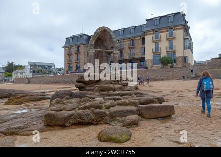 Perros-Guirec, France - juillet 25 2017 : l'oratoire de Saint-Guirec est un oratoire chrétien situé sur un rocher, à quelques mètres d'une plage de Ploumanac'h, o Banque D'Images