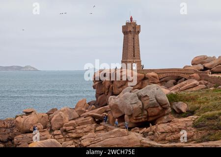 Perros-Guirec, France - juillet 25 2017 : le phare de Ploumanac'h est un phare actif sur la commune de Perros-Guirec dans les Côtes-d'Armor (Bretagne) Banque D'Images