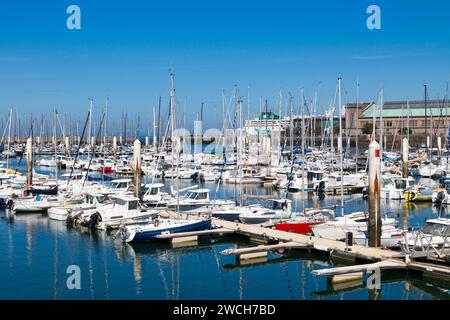 Cherbourg-en-Cotentin, France - août 06 2020 : bateaux de plaisance amarrés dans le port de Chantereyne (port chantereyne). Banque D'Images