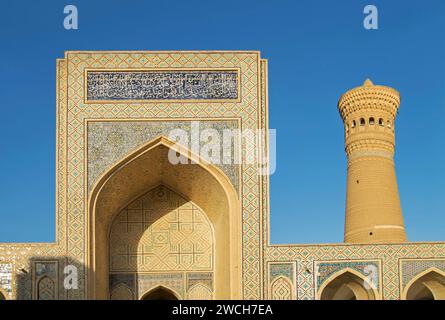 Cour de la mosquée de Kalan (Masjid-i Kalan) et Kalan Minaret de po-i-Kalan (POI Kalan) - complexe religieux islamique à Boukhara. Ouzbékistan Banque D'Images