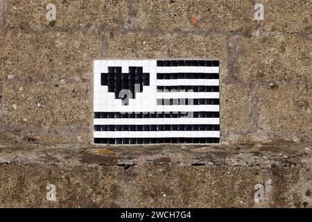 Drapeau breton (Gwenn ha du) fait en mosaïque avec un coeur remplaçant les ermines. Banque D'Images