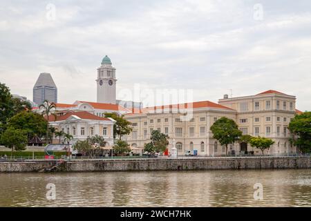 Downtown Core, Singapour - septembre 04 2018 : Musée des civilisations asiatiques le long de la rivière Singapour avec derrière, la Tour de l'horloge du Victori Banque D'Images