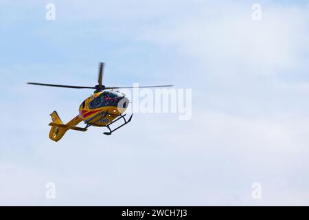 Cracovie, Pologne - juin 07 2019 : ambulance aérienne amorçant sa descente sur l'héliport de l'hôpital. Banque D'Images