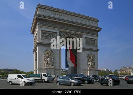 Paris, France - 09 2018 mai : Arc de Triomphe avec le drapeau français agitant au milieu pour commémorer le V Day. Banque D'Images