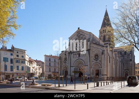 Nîmes, France - Mars 22 2019 : l'église Saint-Paul est une église néo-romane classée monument historique en 1909. Il a une puissante cloche towe Banque D'Images