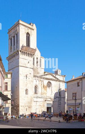 Nîmes, France - Mars 21 2019 : la cathédrale notre-Dame-et-Saint-Castor de Nîmes est une église catholique dédiée à la cathédrale de Nîmes Banque D'Images