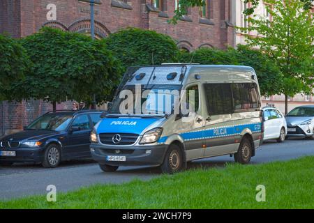 Cracovie, Pologne - juin 06 2019 : fourgonnette de police (Policja) patrouillant dans les rues de la vieille ville. Banque D'Images