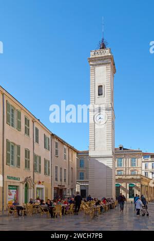 Nîmes, France - Mars 21 2019 : la tour de l'horloge de Nîmes est une tour d'horloge de 31 mètres de haut dans le centre historique. Le bâtiment actuel a été reconstruit à partir de Banque D'Images