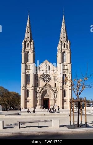 Nîmes, France - Mars 21 2019 : l'église Saint-Baudile est une église de style néo-gothique située dans le centre-ville de Nîmes, dans le département du Gard Banque D'Images