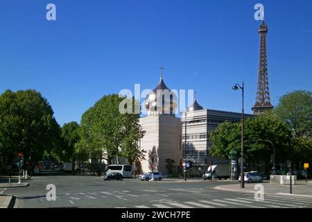 Paris, France - Mai 07 2018 : Cathédrale de la Sainte-Trinité de Paris avec la Tour Eiffel derrière. Banque D'Images