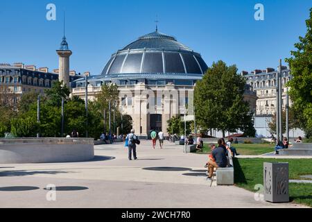 Paris, France - septembre 21 2020 : jardin Nelson Mandela dans le quartier des Halles avec la colonne Médicis, désormais rattachée à la Bourse du Commerce. Banque D'Images