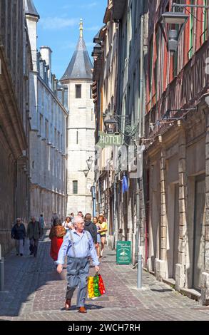 Rouen, France - Juny 21 2017 : la rue Saint-Romain est une rue étroite qui longe la cathédrale de Rouen. Banque D'Images