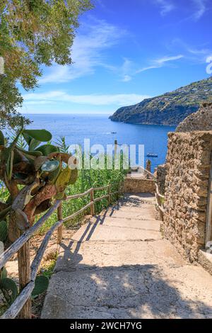 Vue de l'île d'Ischia depuis un escalier évocateur sur le château aragonais en Italie. Banque D'Images