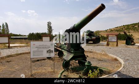 Erzurum, TURQUIE - 08 23, 2023 : chars et armes d'artillerie lourde de la guerre ottomane-russe. Musée des anciens véhicules de guerre à Erzurum. Banque D'Images