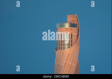 Der TK-Elevator Testturm ist BEI Morgenlicht zu sehen. Rottweil Baden-Württemberg Deutschland *** la tour d'essai de l'ascenseur TK peut être vue dans la lumière du matin Rottweil Baden Württemberg Allemagne Banque D'Images