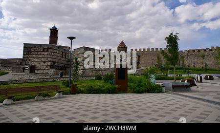 Erzurum, TURQUIE - 08 12, 2023 : Erzurum, château et tour de l'horloge. Canon coulé, pierres tombales chrétiennes trouvées dans des fouilles archéologiques. Horloge en bois. Banque D'Images