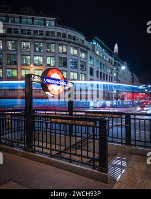 Longue exposition des pistes de bus dans la ville de Londres par la station de métro Monument Banque D'Images