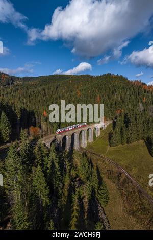 Telgart, Slovaquie - vue panoramique aérienne du célèbre viaduc de Chmarossky dans les basses Tatras par une journée ensoleillée d'automne avec ciel bleu et nuages. Standard t Banque D'Images