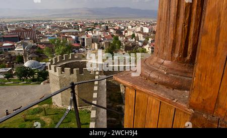 Erzurum, TURQUIE - 08 12, 2023 : Erzurum, château et tour de l'horloge. Canon coulé, pierres tombales chrétiennes trouvées dans des fouilles archéologiques. Horloge en bois. Banque D'Images