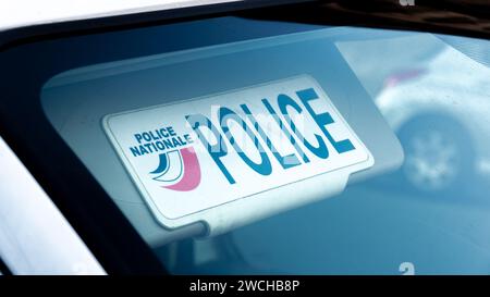 Gros plan de la plaque pare-soleil d'un véhicule de police non marqué avec le mot « POLICE » et le logo de la police nationale française Banque D'Images