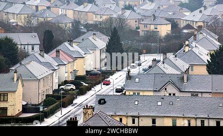 Glasgow, Écosse, Royaume-Uni. 16 janvier 2024. Météo britannique : nuit glaciale avec ciel clair vu le gel et la neige dans la ville donner un blanc-out total. Crédit Gerard Ferry/Alamy Live News Banque D'Images