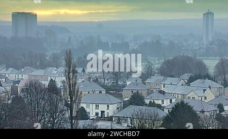 Glasgow, Écosse, Royaume-Uni. 16 janvier 2024. Météo britannique : nuit glaciale avec ciel clair vu le gel et la neige dans la ville donner un blanc-out total. Crédit Gerard Ferry/Alamy Live News Banque D'Images