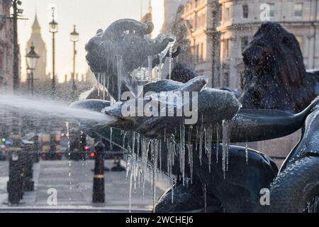 Londres, Angleterre, Royaume-Uni. 16 janvier 2024. Les fontaines de Trafalgar Square gèlent alors que les températures plongent au Royaume-Uni. (Image de crédit : © Vuk Valcic/ZUMA Press Wire) USAGE ÉDITORIAL SEULEMENT! Non destiné à UN USAGE commercial ! Banque D'Images