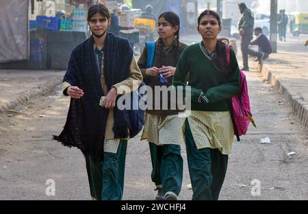New Delhi, Inde. 16 janvier 2024. NEW DELHI, INDE - JANVIER 15 : les étudiants vont à l'école comme Delhi les écoles rouvrent aujourd'hui pour toutes les classes Patparganj area, le 15 janvier 2024 à New Delhi, Inde. (Photo Sakib Ali/Hindustan Times/Sipa USA ) crédit : SIPA USA/Alamy Live News Banque D'Images