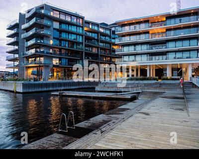 Architecture moderne de la ville, nouveau quartier à Oslo - le complexe résidentiel d'immeubles d'appartements et d'installations de plein air à Aker Brygge. Res. Scandinaves Banque D'Images