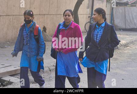 New Delhi, Inde. 16 janvier 2024. NEW DELHI, INDE - JANVIER 15 : les étudiants vont à l'école comme Delhi les écoles rouvrent aujourd'hui pour toutes les classes Patparganj area, le 15 janvier 2024 à New Delhi, Inde. (Photo Sakib Ali/Hindustan Times/Sipa USA ) crédit : SIPA USA/Alamy Live News Banque D'Images