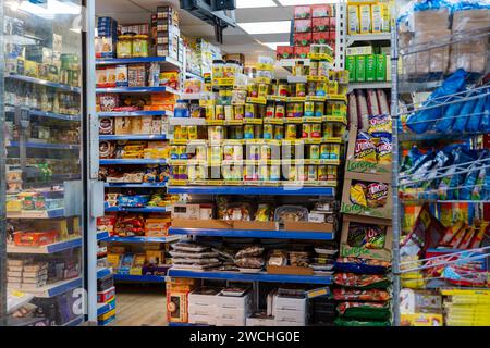 Magasin d'alimentation continental High Street vendant des épices, des aliments d'épicerie européens, africains et asiatiques. Banque D'Images