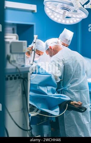 Chirurgiens professionnels pratiquant la chirurgie à l'hôpital Banque D'Images