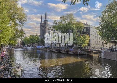 Photo de l'église St Francis Xavier à Amsterdam avec canal adjacent pendant la journée en été 2023 Banque D'Images