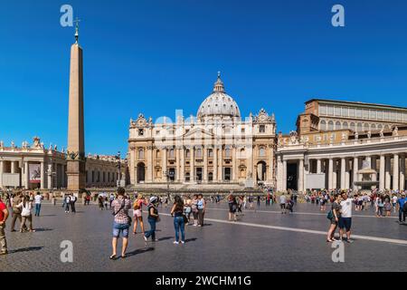 Rome, Vatican, Italie - 21 juin 2015 : Rome Vatican Italie architecture à St. Dôme de la basilique de Pierre avec quelques touristes Banque D'Images