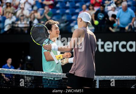 Melbourne, Australie. 16 janvier 2024. Holger Rune, du Danemark, accueille Nishioka Yoshihito (L), du Japon, après leur match de premier tour en simple masculin au tournoi de tennis Open d'Australie à Melbourne, en Australie, le 16 janvier 2024. Crédit : Hu Jingchen/Xinhua/Alamy Live News Banque D'Images