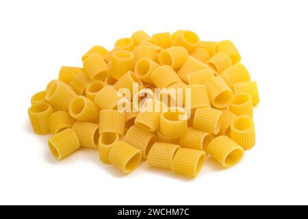 Pile de pâtes de mezze maniche isolée sur fond blanc Banque D'Images