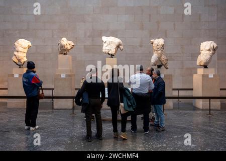 Sculptures du Parthénon de la Grèce antique, fragments qui sont collectivement connus sous le nom de marbres du Parthénon alias marbres d'Elgin au British Museum le 4 décembre 2023 à Londres, Royaume-Uni. Les marbres d'Elgin sont considérés comme des biens volés par la Grèce, et ont régulièrement exigé leur retour, tandis que le musée de l'Acropole, qui abrite les sculptures restantes, garde un espace vide pour eux dans son exposition actuelle. Le musée britannique réplique, affirmant que les sculptures ont été légalement acquises par Lord Elgin à la suite d'un accord avec les dirigeants ottomans. Le British Museum est un musée public dé Banque D'Images