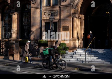 Uber mange coureur devant le Kimpton Fitzroy Hotel le 15 janvier 2024 à Londres, Royaume-Uni. Banque D'Images