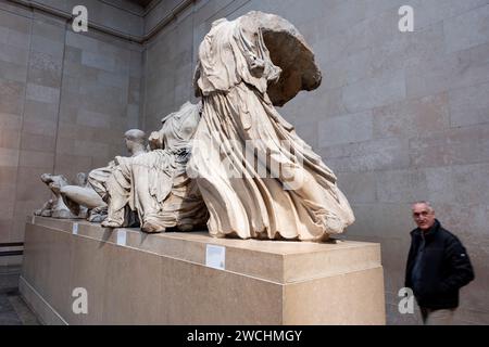 Sculptures du Parthénon de la Grèce antique, fragments qui sont collectivement connus sous le nom de marbres du Parthénon alias marbres d'Elgin au British Museum le 4 décembre 2023 à Londres, Royaume-Uni. Les marbres d'Elgin sont considérés comme des biens volés par la Grèce, et ont régulièrement exigé leur retour, tandis que le musée de l'Acropole, qui abrite les sculptures restantes, garde un espace vide pour eux dans son exposition actuelle. Le musée britannique réplique, affirmant que les sculptures ont été légalement acquises par Lord Elgin à la suite d'un accord avec les dirigeants ottomans. Le British Museum est un musée public dé Banque D'Images