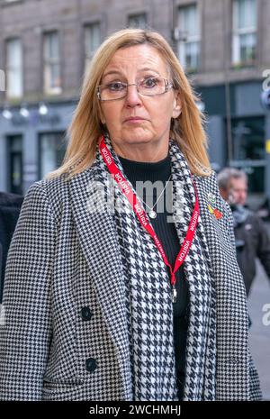 Jan Gillan, membre du groupe écossais Covid Bereaved, s’adresse aux médias avant l’audience de l’enquête britannique sur la Covid-19 au Centre international de conférences d’Édimbourg (EICC). Date de la photo : mardi 16 janvier 2024. Banque D'Images