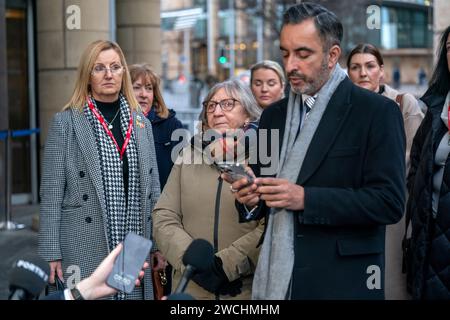 Jan Gillan (à gauche) et Margaret Waterton (au centre), membres du groupe écossais Covid Bereaved, aux côtés de l’avocat Aamer Anwar lorsqu’il s’adresse aux médias avant l’audience de l’enquête britannique sur la Covid-19 au Centre international de conférences d’Édimbourg (EICC). Date de la photo : mardi 16 janvier 2024. Banque D'Images