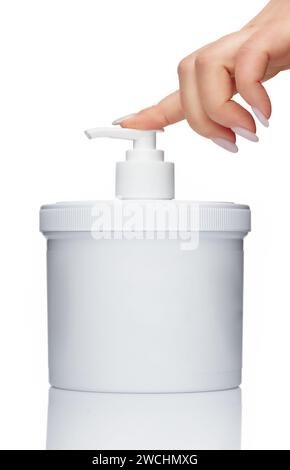 Bouteille avec distributeur. Récipient pour savon, gel, antiseptique, cosmétique. La main féminine appuie sur la valve de la bouteille. Isolé sur fond blanc. Banque D'Images
