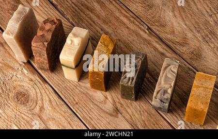 Savon fait main. Ensemble de différents savons organiques sur table en bois. Soin du corps et concept cosmétique bio. Banque D'Images