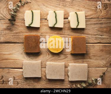 Barres de savon bio faites à la main sur fond en bois. Fabriqué à partir de miel, cannelle, lavande, argile et vin. Cosmétique biologique. Banque D'Images