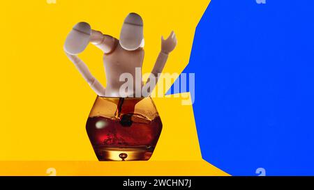 Collage d'art contemporain. Cocktail corporel. Verre de whisky et poupée sans tête noyée dedans sur fond jaune avec bulle bleue de parole. Banque D'Images