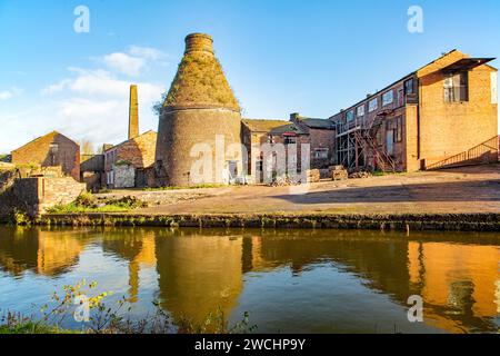 Le vieux four à bouteilles désutilisé à l'ancien prix et La poterie de Kensington travaille sur les rives de la Trent et Canal Mersey à Longport Stoke on Trent Banque D'Images