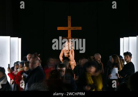 LVIV, UKRAINE - 15 JANVIER 2024 - la sculpture restaurée du Christ pensif du dôme de la chapelle de Boim est exposée lors de l'exposition ce qui n'est pas visible au musée Pinsel, à Lviv, dans l'ouest de l'Ukraine. La sculpture a été démantelée du dôme de la chapelle de Boim en 2021 en raison de la destruction active et déplacée à l'atelier. Après le début de la guerre à grande échelle, le Christ pensif a été transporté en Pologne. À Varsovie, plus de 20 spécialistes ont travaillé à la restauration du monument aux frais des partenaires polonais. Banque D'Images