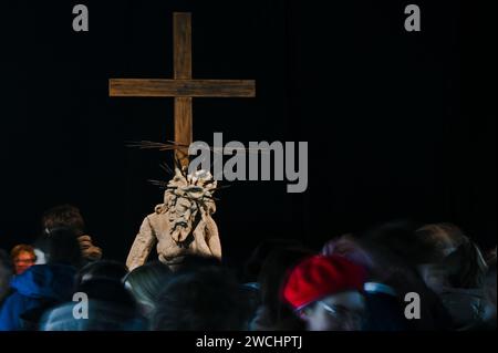 LVIV, UKRAINE - 15 JANVIER 2024 - la sculpture restaurée du Christ pensif du dôme de la chapelle de Boim est exposée lors de l'exposition ce qui n'est pas visible au musée Pinsel, à Lviv, dans l'ouest de l'Ukraine. La sculpture a été démantelée du dôme de la chapelle de Boim en 2021 en raison de la destruction active et déplacée à l'atelier. Après le début de la guerre à grande échelle, le Christ pensif a été transporté en Pologne. À Varsovie, plus de 20 spécialistes ont travaillé à la restauration du monument aux frais des partenaires polonais. Banque D'Images