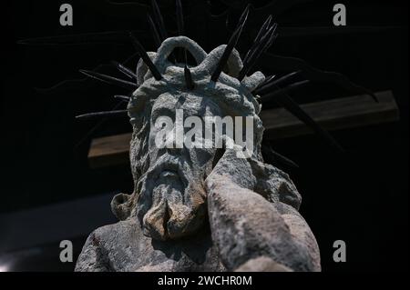 LVIV, UKRAINE - 15 JANVIER 2024 - la sculpture restaurée du Christ pensif du dôme de la chapelle de Boim est exposée lors de l'exposition ce qui n'est pas visible au musée Pinsel, à Lviv, dans l'ouest de l'Ukraine. La sculpture a été démantelée du dôme de la chapelle de Boim en 2021 en raison de la destruction active et déplacée à l'atelier. Après le début de la guerre à grande échelle, le Christ pensif a été transporté en Pologne. À Varsovie, plus de 20 spécialistes ont travaillé à la restauration du monument aux frais des partenaires polonais. Banque D'Images