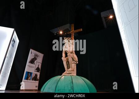 LVIV, UKRAINE - 15 JANVIER 2024 - la sculpture restaurée du Christ pensif du dôme de la chapelle de Boim est exposée lors de l'exposition ce qui n'est pas visible au musée Pinsel, à Lviv, dans l'ouest de l'Ukraine. La sculpture a été démantelée du dôme de la chapelle de Boim en 2021 en raison de la destruction active et déplacée à l'atelier. Après le début de la guerre à grande échelle, le Christ pensif a été transporté en Pologne. À Varsovie, plus de 20 spécialistes ont travaillé à la restauration du monument aux frais des partenaires polonais. Banque D'Images